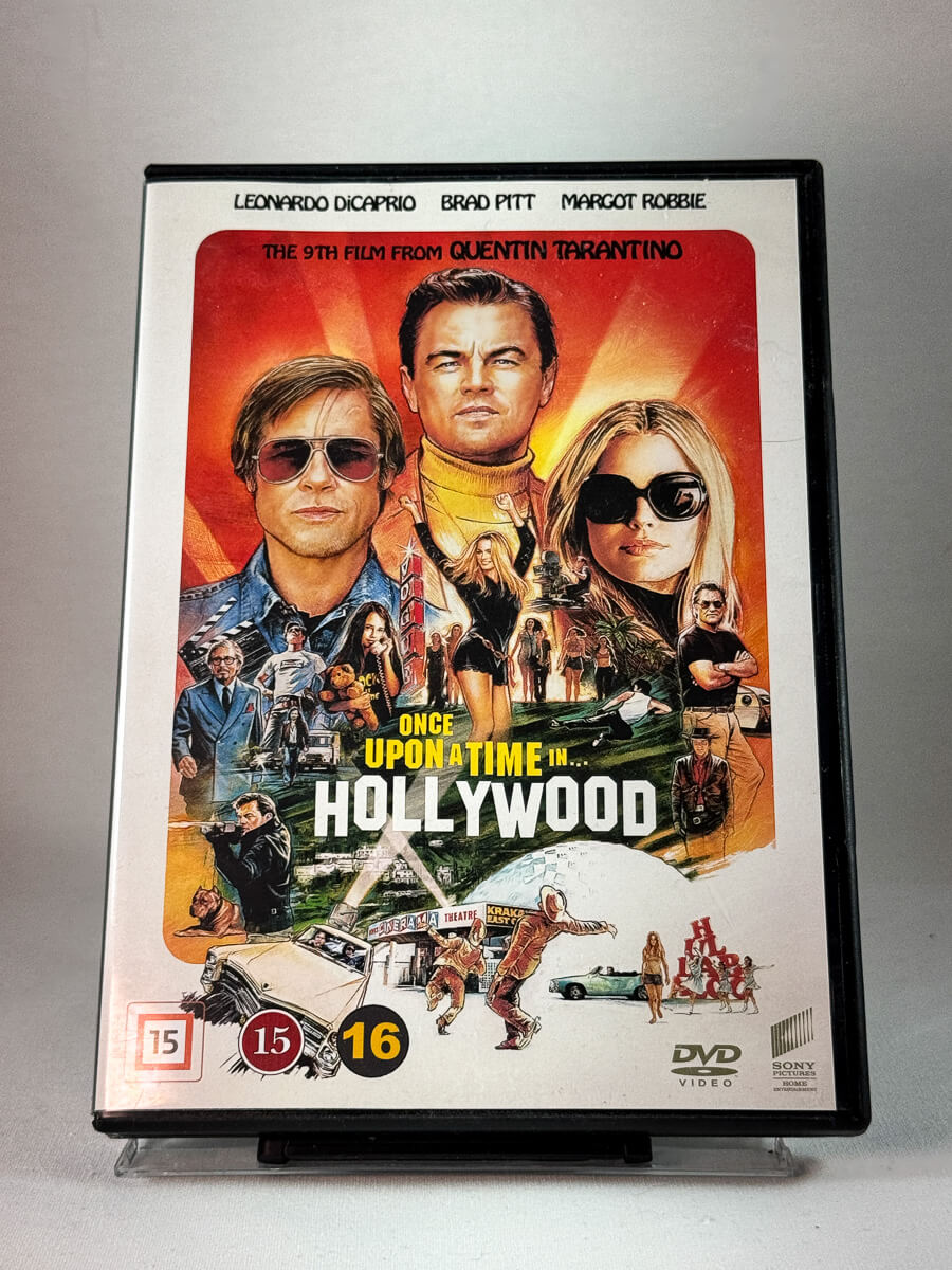 Forside av cover til Once Upon a Time in Hollywood, brukt original DVD hos Brukbar Film