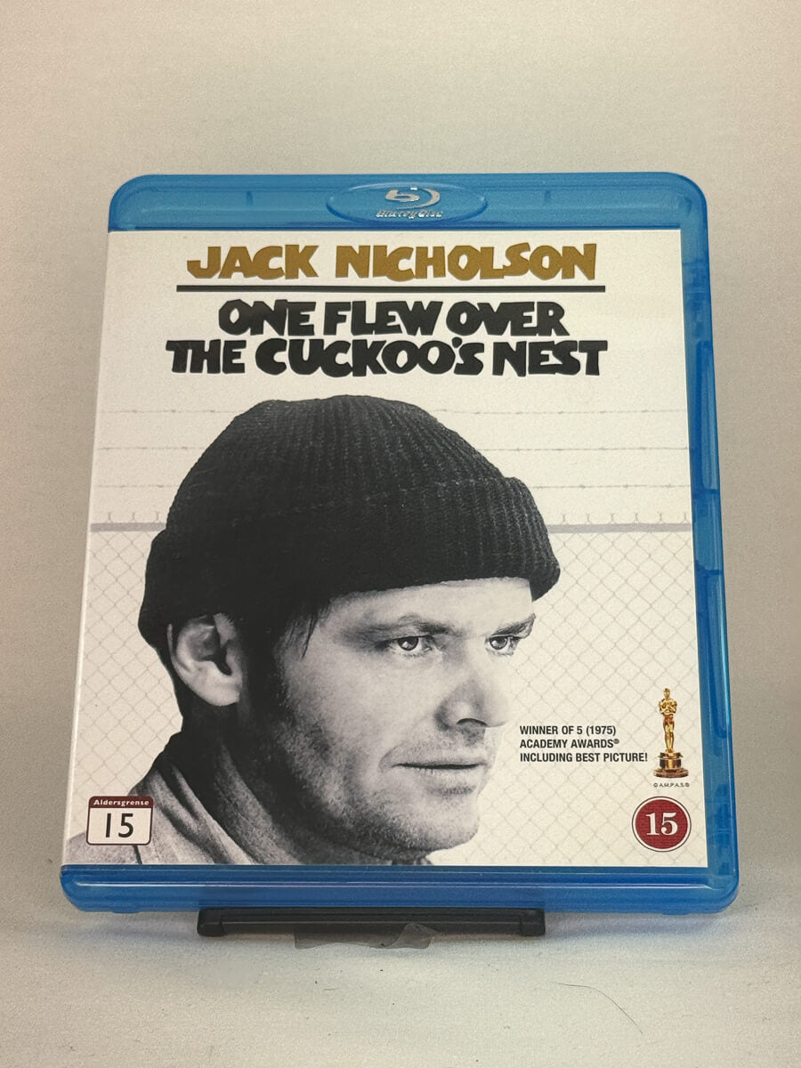 Forside av Blu-ray-cover til One Flew Over the Cuckoo’s Nest med Jack Nicholson – kritikerrost klassiker som vant 5 Oscar-priser, inkludert Beste film, tilgjengelig hos Brukbar Film.