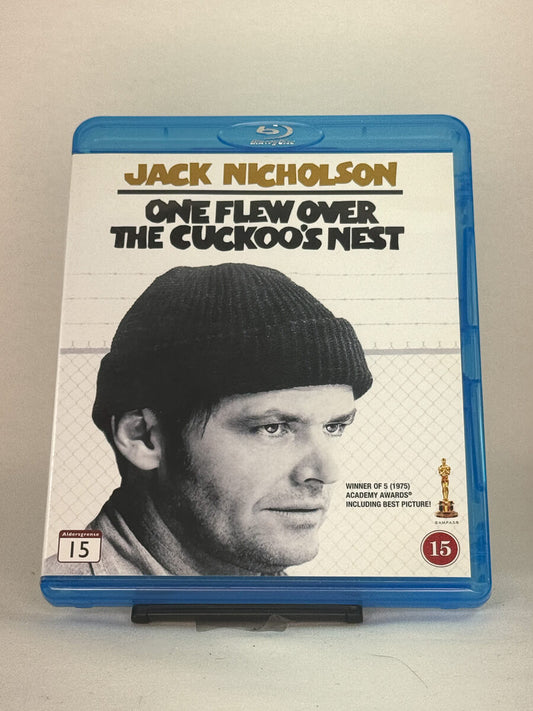 Forside av Blu-ray-cover til One Flew Over the Cuckoo’s Nest med Jack Nicholson – kritikerrost klassiker som vant 5 Oscar-priser, inkludert Beste film, tilgjengelig hos Brukbar Film.