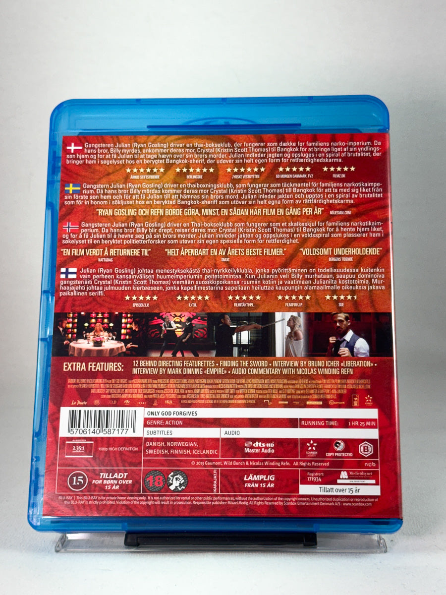 Bakside av Blu-ray-cover til Only God Forgives – hypnotisk hevnfilm fra regissøren bak Drive, Blu-ray hos Brukbar Film.