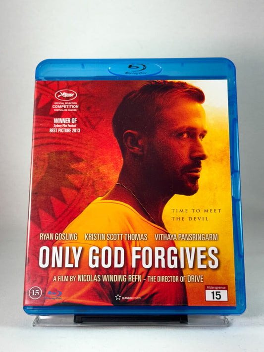 Forside av Blu-ray-cover til Only God Forgives – mørk og stilistisk film av Nicolas Winding Refn med Ryan Gosling, brukt film hos Brukbar Film.