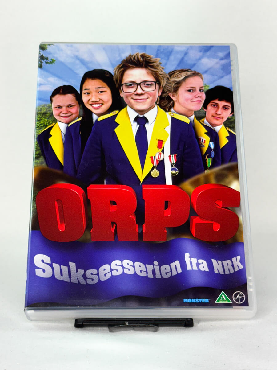 Forside av DVD-cover til Orps – norsk barnekomedie fra NRK om vennskap, musikkglede og en skolekorpsgjeng som kjemper for drømmen – brukt DVD hos Brukbar Film.