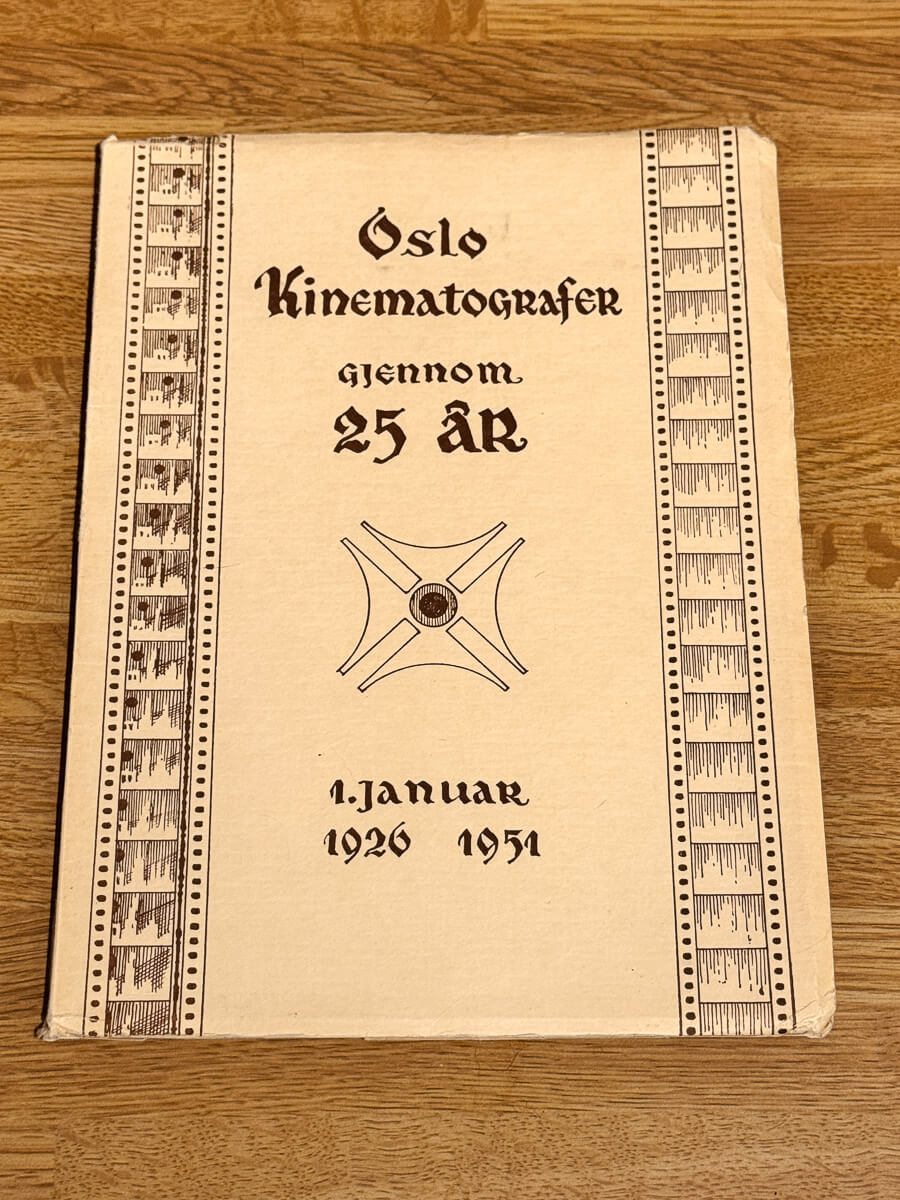 Forsiden til jubileumsskriftet Oslo Kinematografer gjennom 25 år 1926–1951.
