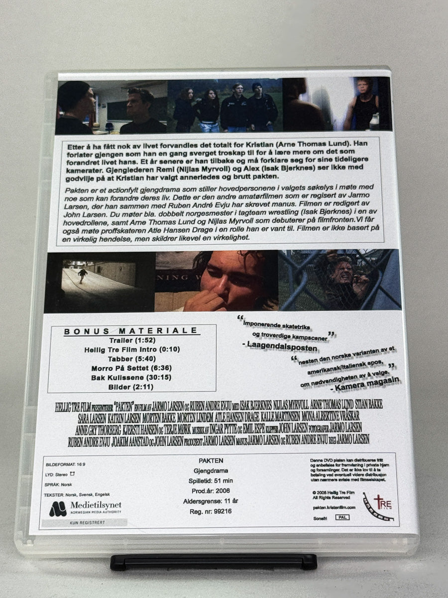 DVD-bakside til filmen Pakten
Baksiden viser info, spesifikasjoner og eventuell ekstratekst – produktbilde fra nettbutikken Brukbar Film