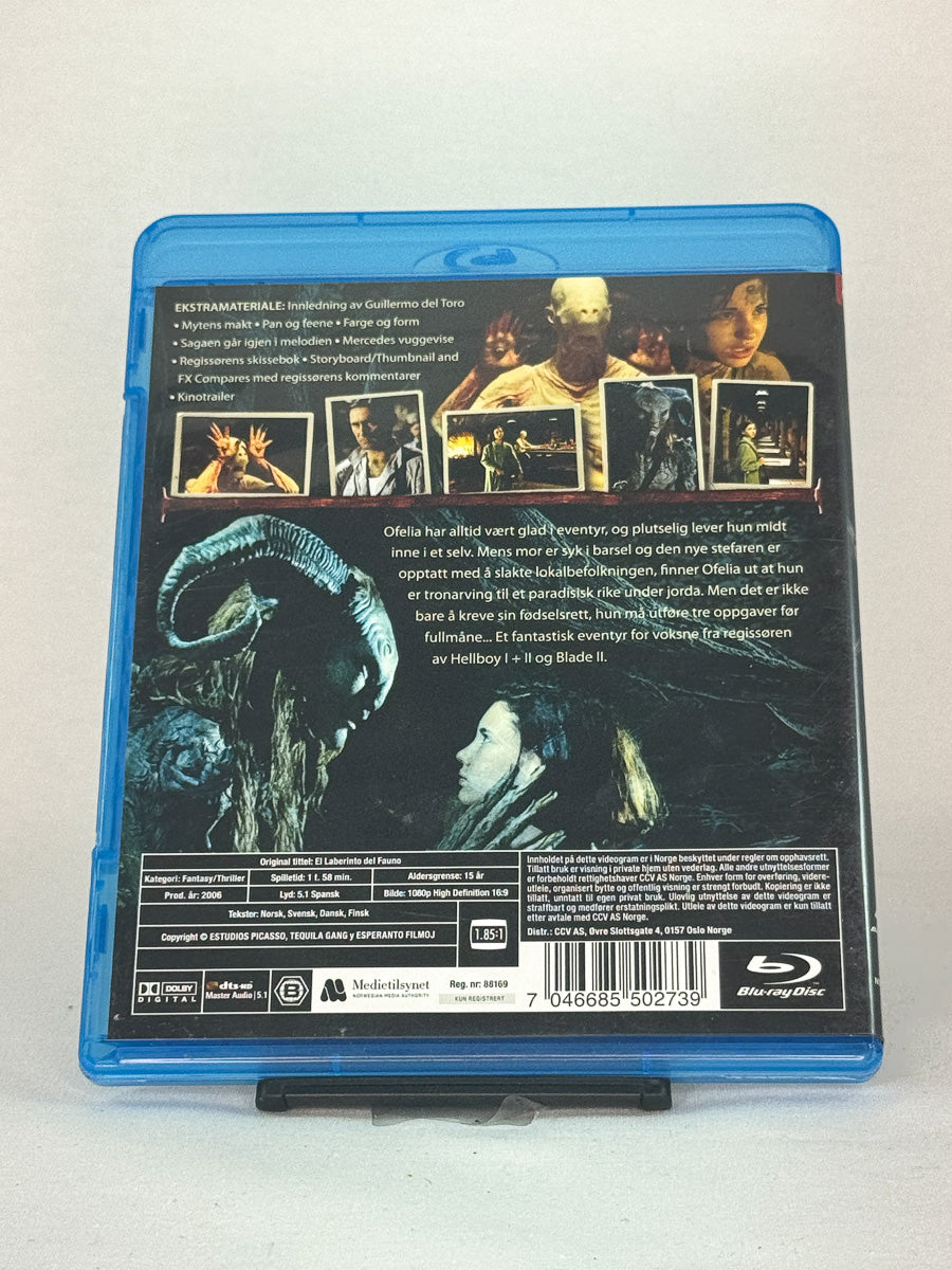 Bakside av Blu-ray-cover til Pan’s Labyrinth – visuelt mesterverk om krig, fantasi og overlevelse, bruktfilm på Blu-ray hos Brukbar Film.