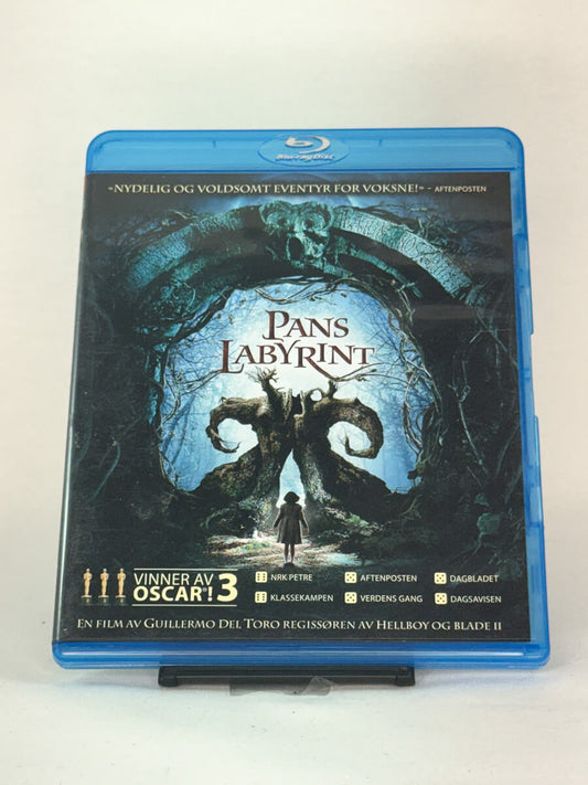Forside av Blu-ray-cover til Pan’s Labyrinth – Guillermo del Toros mørke eventyrfilm som vant tre Oscar, brukt Blu-ray hos Brukbar Film.