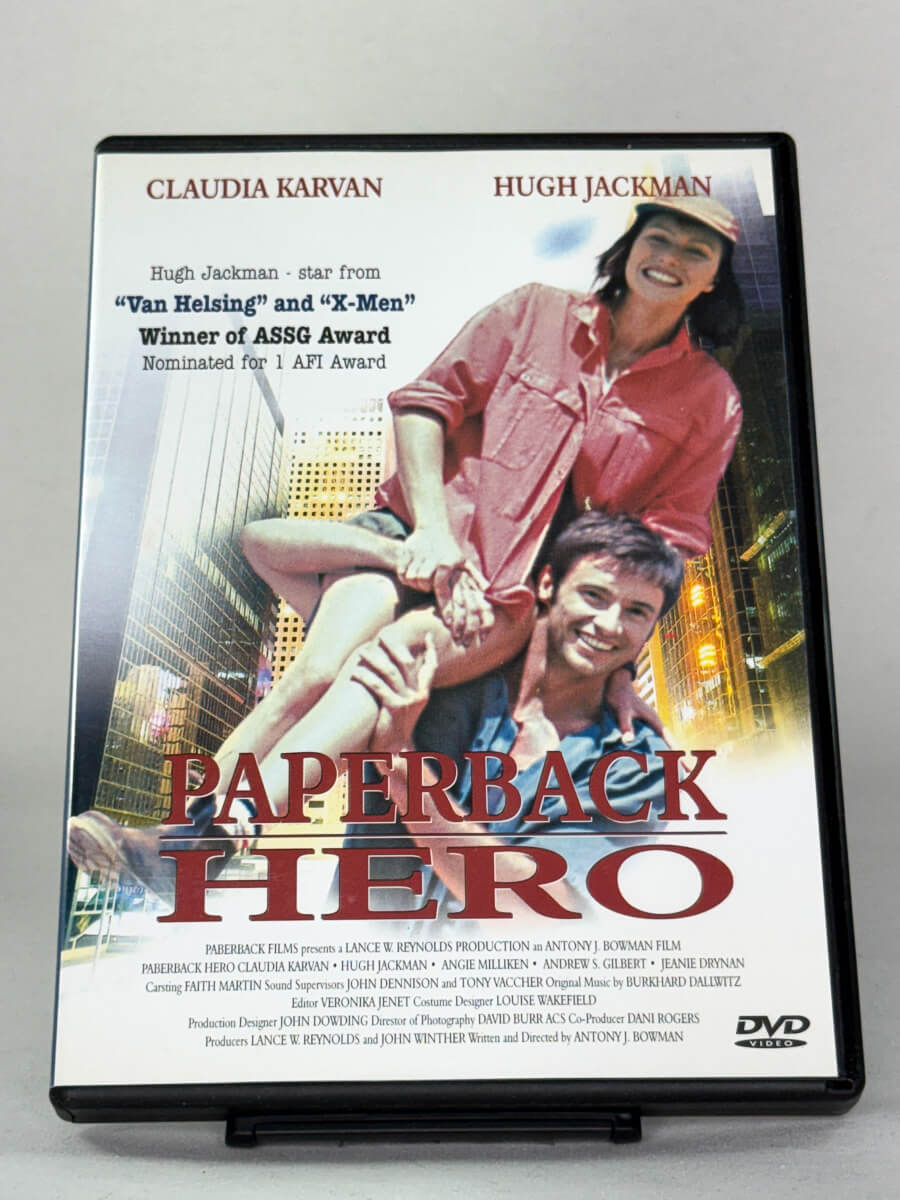 Forside av DVD-cover til Paperback Hero, bruktfilm hos nettbutikken Brukbar Film