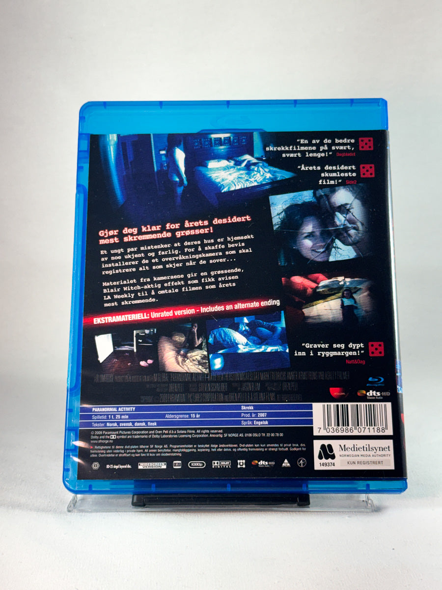 Bakside av cover til Paranormal Activity, bruktfilm på Blu-ray hos Brukbar Film