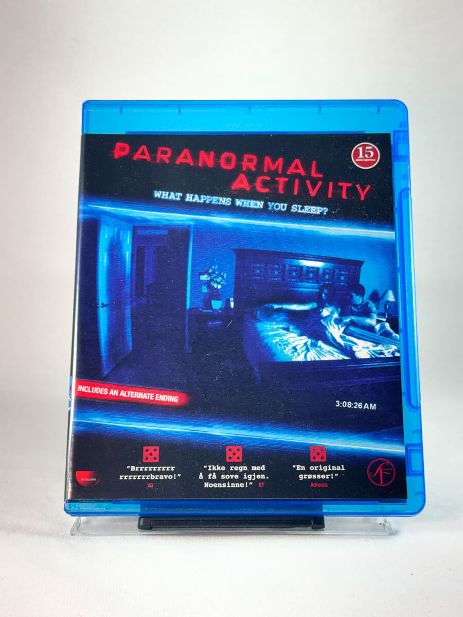 Forside av cover til Paranormal Activity, brukt original Blu-ray hos Brukbar Film