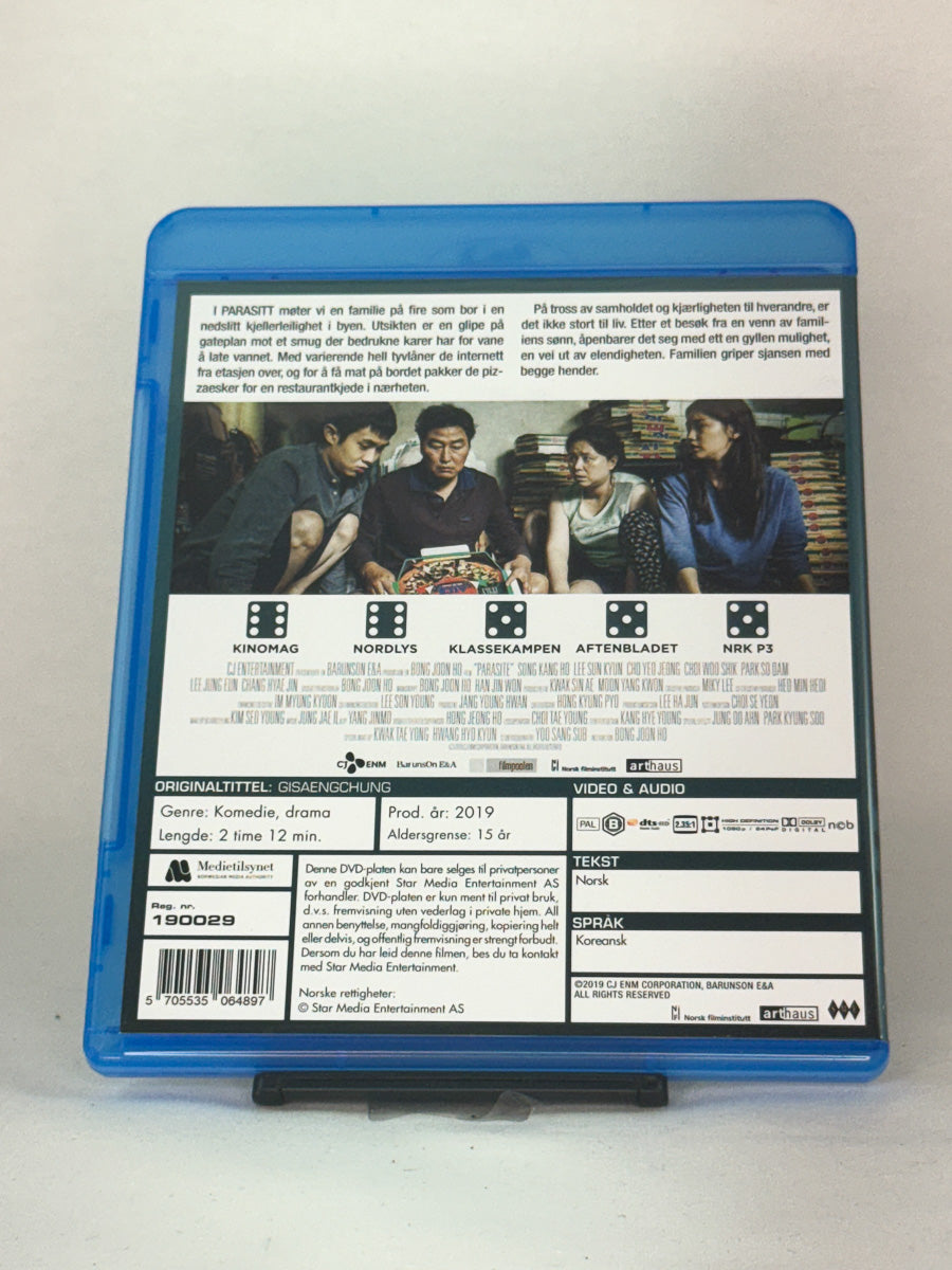 Bakside av Blu-ray-cover til Parasitt – prisbelønt samfunnssatire om klasse, makt og overlevelse, original brukt Blu-ray-utgave hos Brukbar Film.