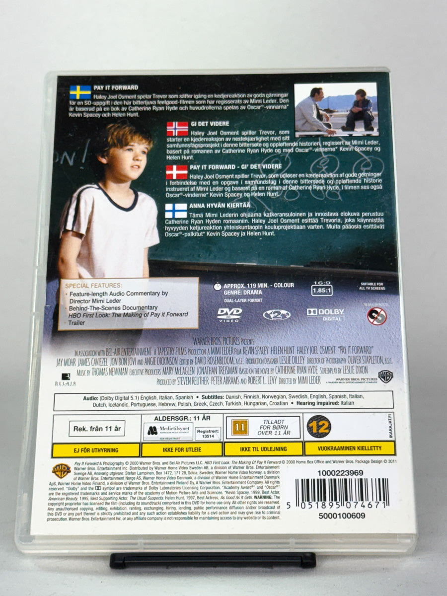 DVD-bakside til filmen Pay It Forward
Baksiden viser info, spesifikasjoner og eventuell ekstratekst – produktbilde fra nettbutikken Brukbar Film