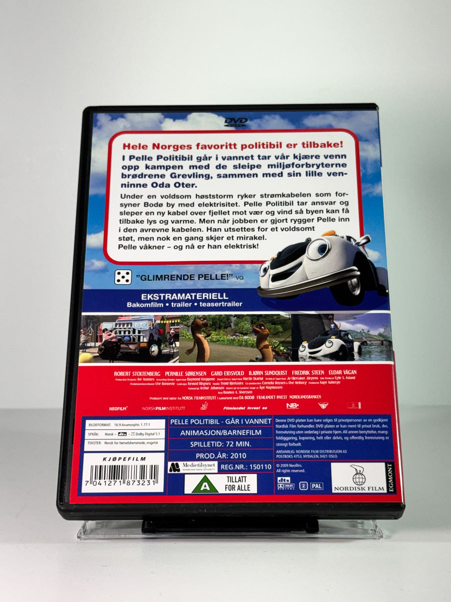 Bakside av cover til Pelle politibil går i vannet, brukt original DVD hos Brukbar Film