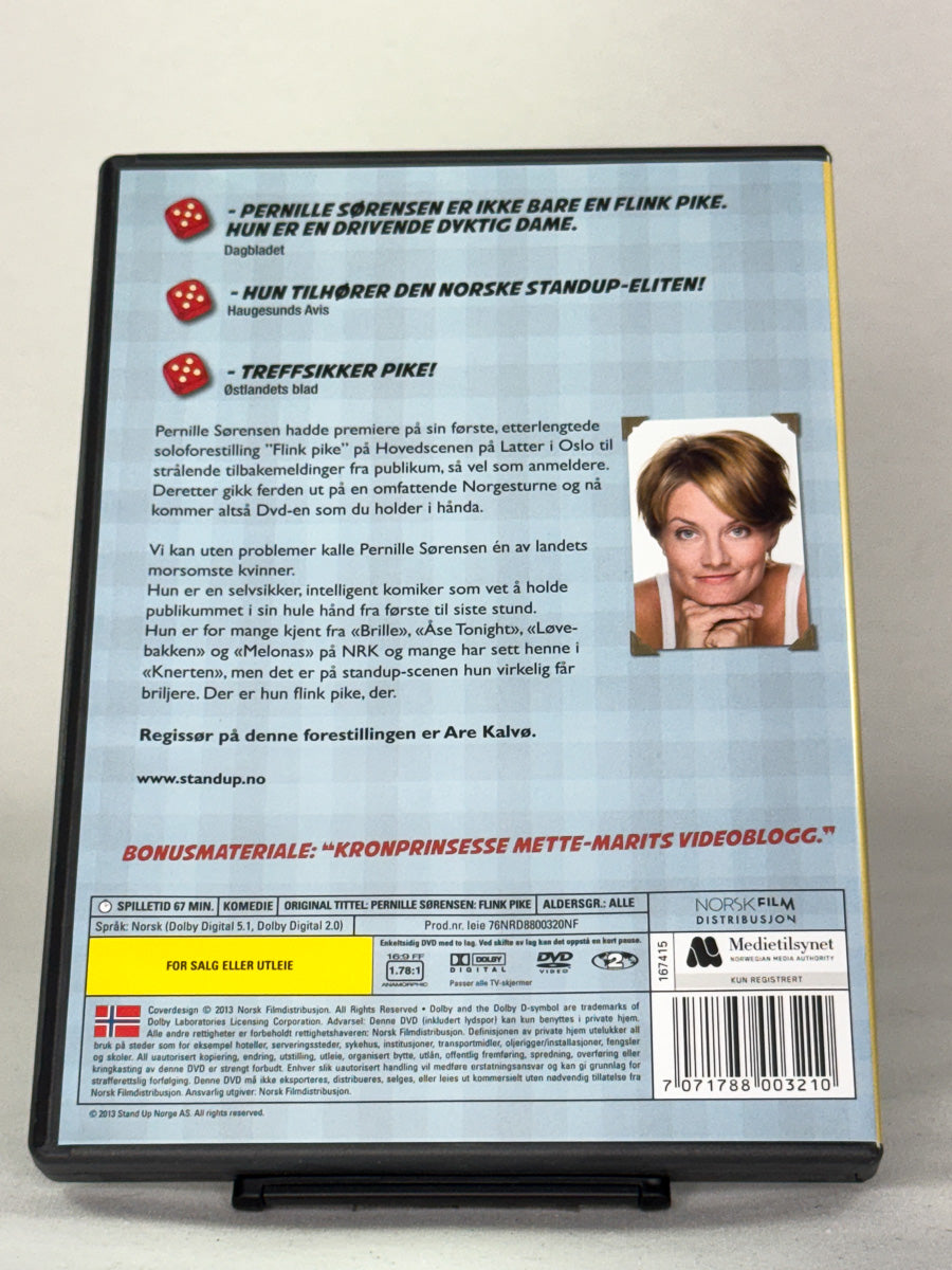 DVD-bakside til filmen Pernille Sørensen: Flink Pike
Baksiden viser info, spesifikasjoner og eventuell ekstratekst – produktbilde fra nettbutikken Brukbar Film