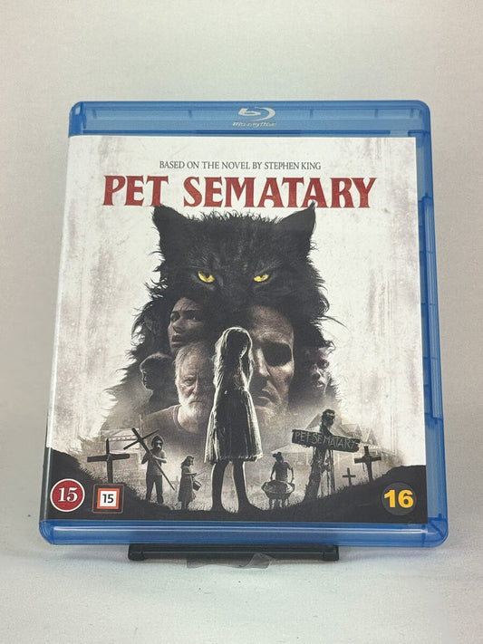 Forside av Blu-ray-cover til Pet Sematary – nyinnspillingen av Stephen Kings skrekkklassiker om døden som ikke vil slippe taket, brukt Blu-ray tilgjengelig hos Brukbar Film.