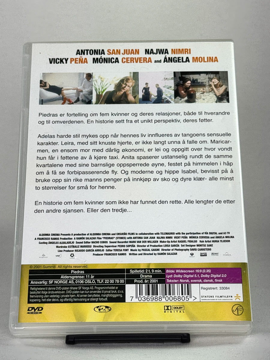 Bakside av DVD-cover til Piedras – Føtter til begjær med produksjonsinformasjon; brukt originalfilm på DVD hos Brukbar Film.