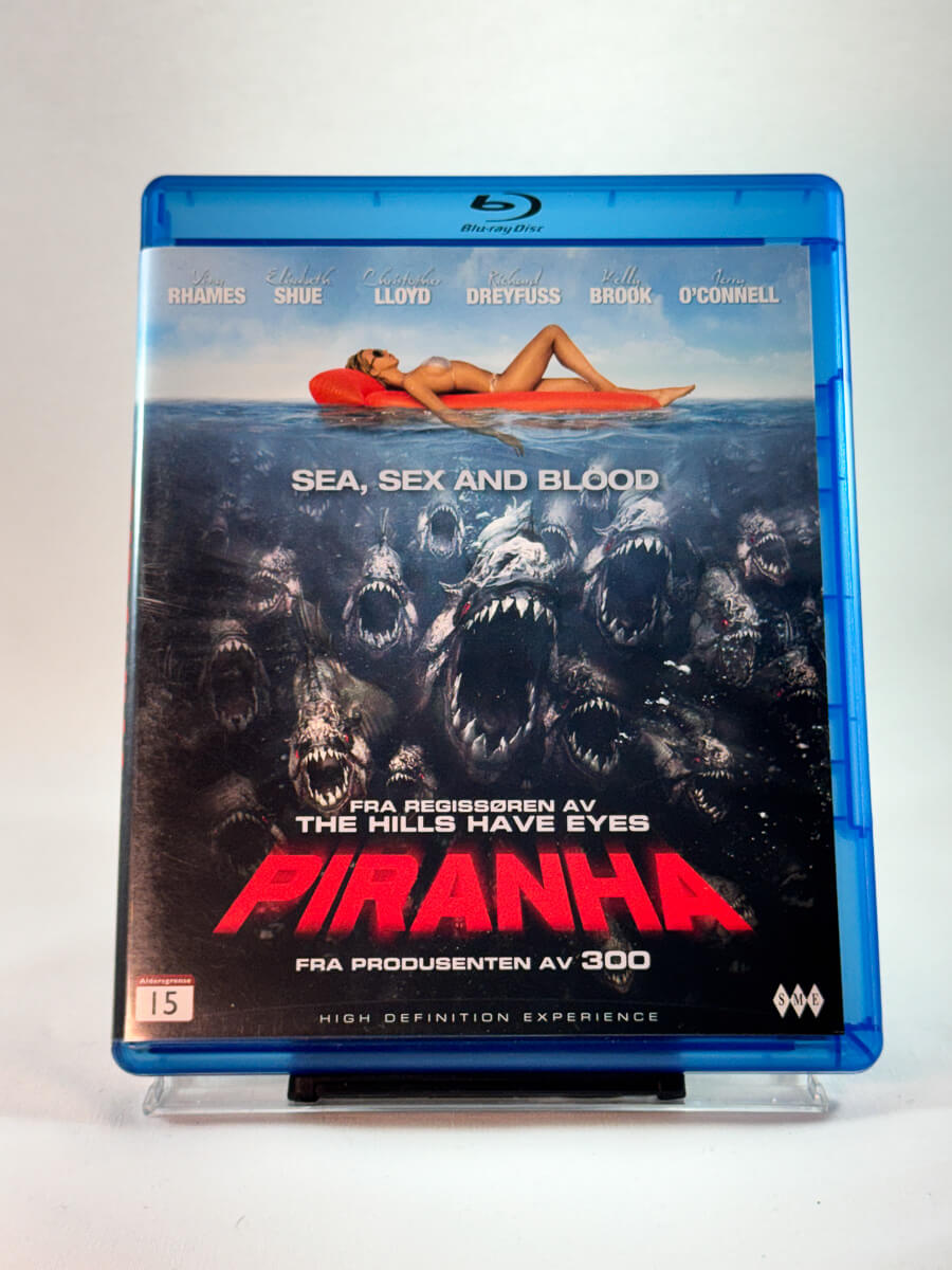 Piranha – forside av Blu-ray-cover, kultpreget horrorfilm med haier og splatter, brukt Blu-ray hos Brukbar Film