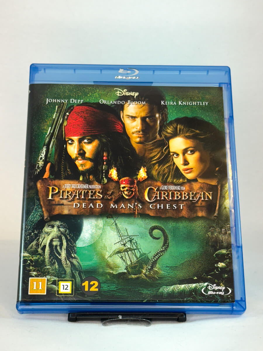 Forside av Blu-ray-cover for Pirates of the Caribbean: Dead Man’s Chest – brukt Blu-ray-film hos Brukbar Film