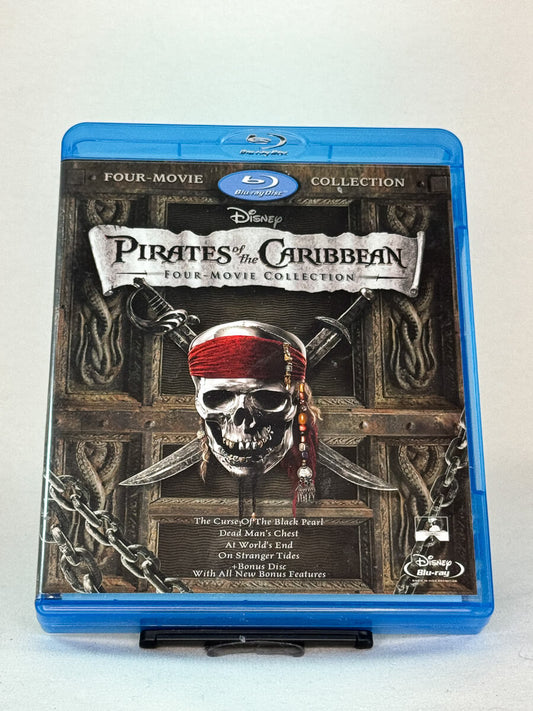 Forside av Blu-ray-cover til Pirates of the Caribbean – Four-Movie Collection – samleboks med Johnny Depp som Jack Sparrow i fire episke eventyr, brukt Blu-ray hos Brukbar Film.