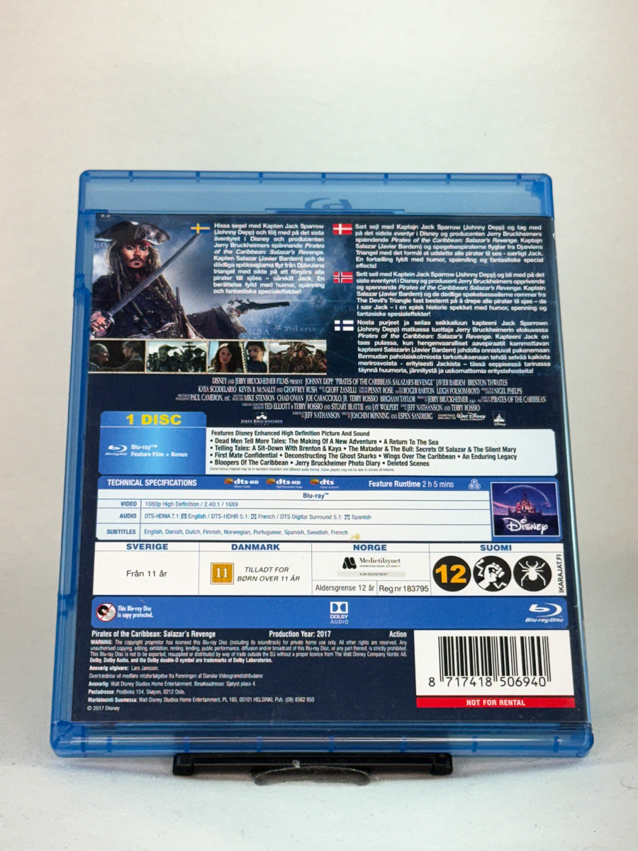 Bakside av Blu-ray-cover til Pirates of the Caribbean: Salazar’s Revenge – storslått sjøeventyr med mørk humor og spektakulære effekter, brukt Blu-ray hos Brukbar Film.