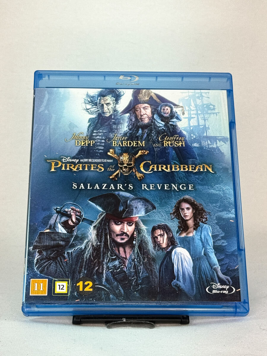 Forside av Blu-ray-cover til Pirates of the Caribbean: Salazar’s Revenge – femte film i Disneys populære piratserie med Johnny Depp, Javier Bardem og Geoffrey Rush, brukt Blu-ray hos Brukbar Film.