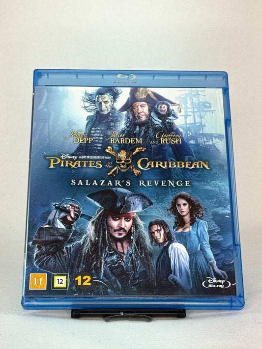 Forside av Blu-ray-cover til Pirates of the Caribbean: Salazar’s Revenge – femte film i Disneys populære piratserie med Johnny Depp, Javier Bardem og Geoffrey Rush, brukt Blu-ray hos Brukbar Film.