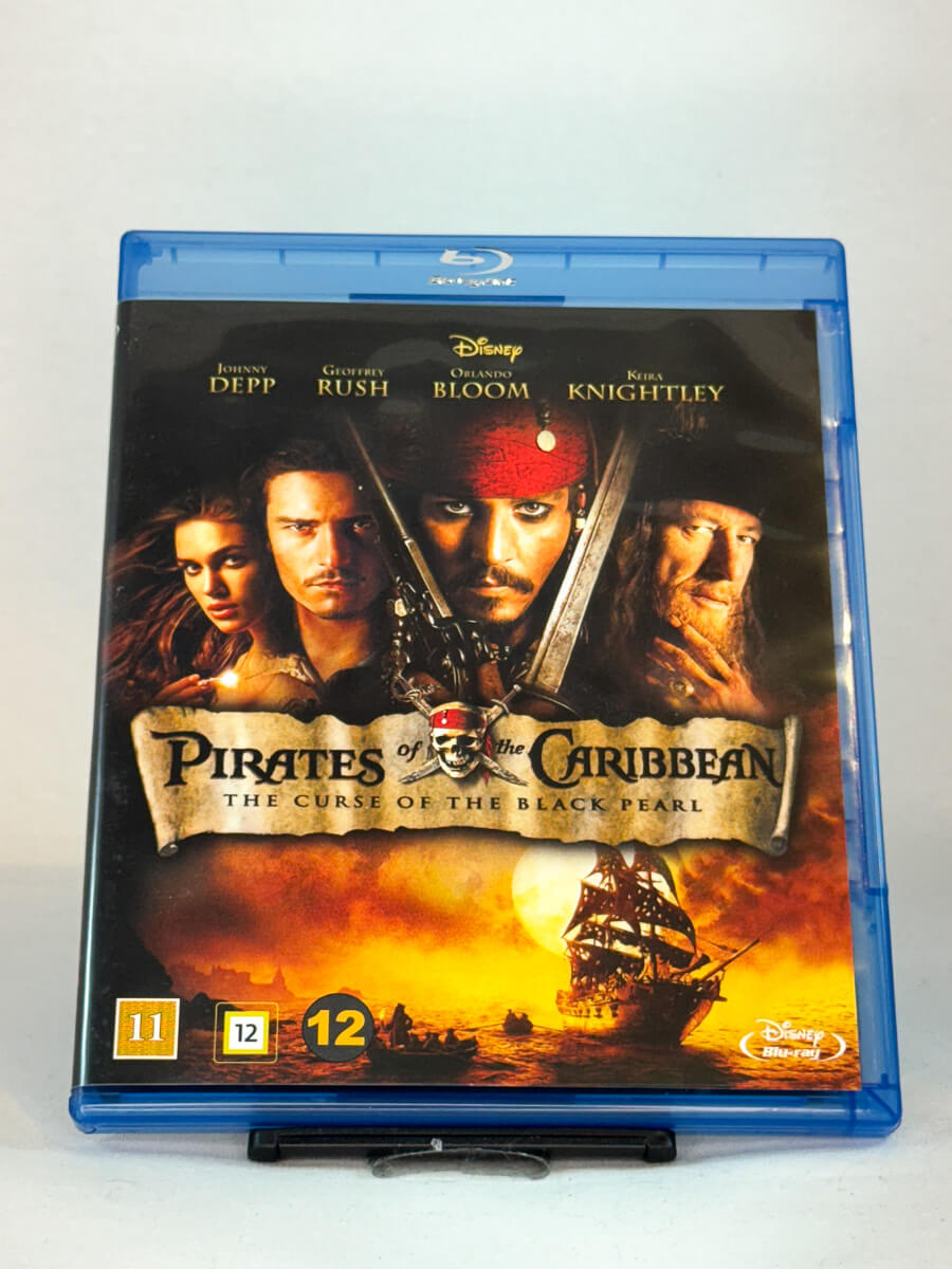 Forside av Blu-ray-cover for Pirates of the Caribbean: The Curse of the Black Pearl – brukt Blu-ray-film hos Brukbar Film