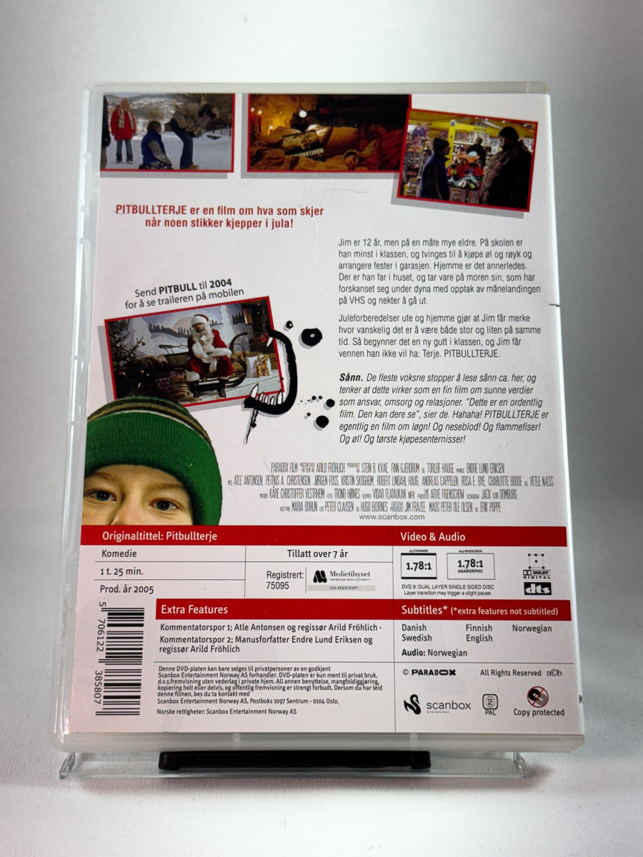 Bakside av DVD-cover til Pitbullterje, brukt julefilm for hele familien hos Brukbar Film