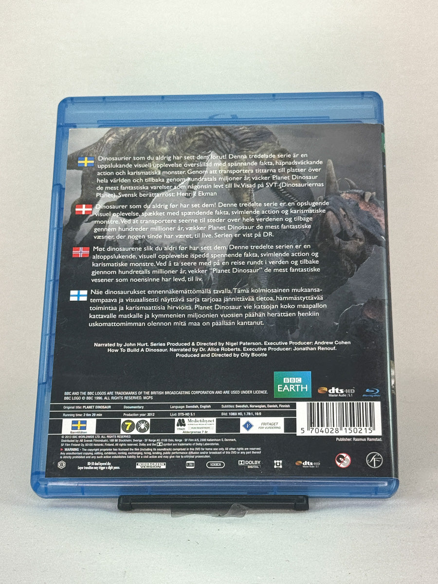 Bakside av Blu-ray-cover til Planet Dinosaur – brukt naturdokumentar om dinosaurenes tidsalder fra BBC Earth hos Brukbar Film.