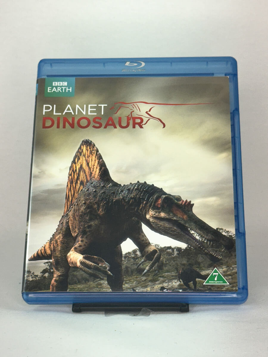 Forside av Blu-ray-cover til Planet Dinosaur – BBC Earth-dokumentar med spektakulære CGI-dinosaurer, tilgjengelig hos Brukbar Film.
