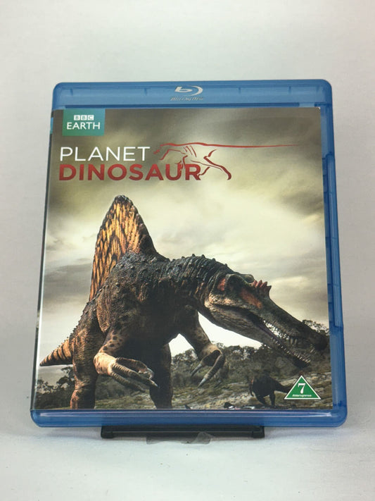 Forside av Blu-ray-cover til Planet Dinosaur – BBC Earth-dokumentar med spektakulære CGI-dinosaurer, tilgjengelig hos Brukbar Film.