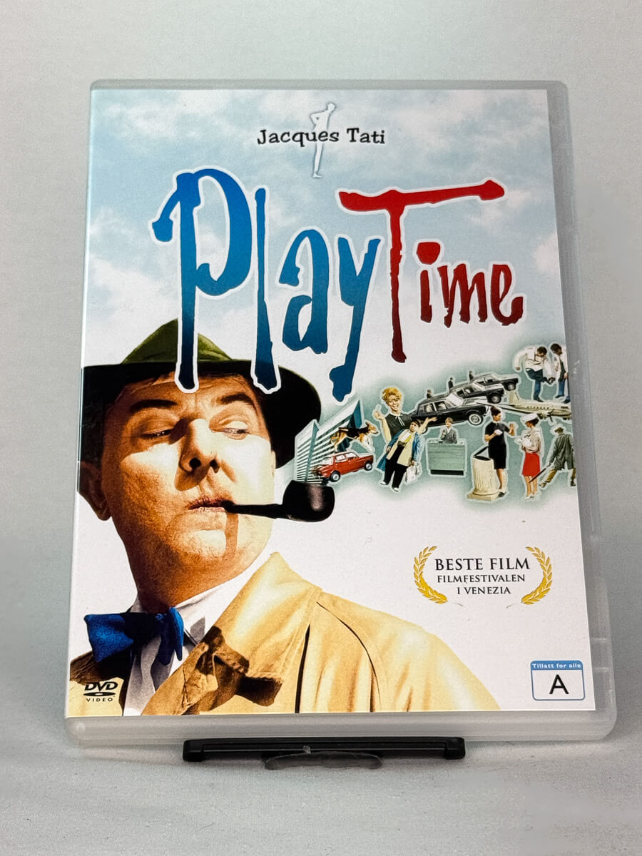 Forside av DVD-cover til Playtime av Jacques Tati – visuelt imponerende komedieklassiker, prisbelønt i Venezia, brukt DVD hos Brukbar Film.