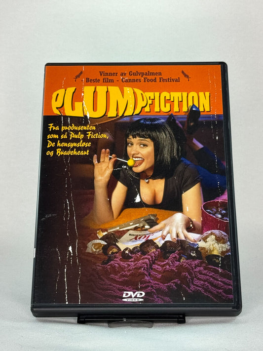 Forside av DVD-cover til Plump Fiction – brukt DVD-kultkomedie og parodi på Pulp Fiction, original brukt film hos Brukbar Film