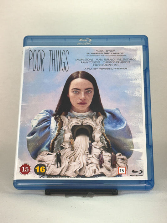 Forside av Blu-ray-cover til filmen Poor Things – kjøp prisvinnende brukte Blu-ray-filmer hos Brukbar Film
