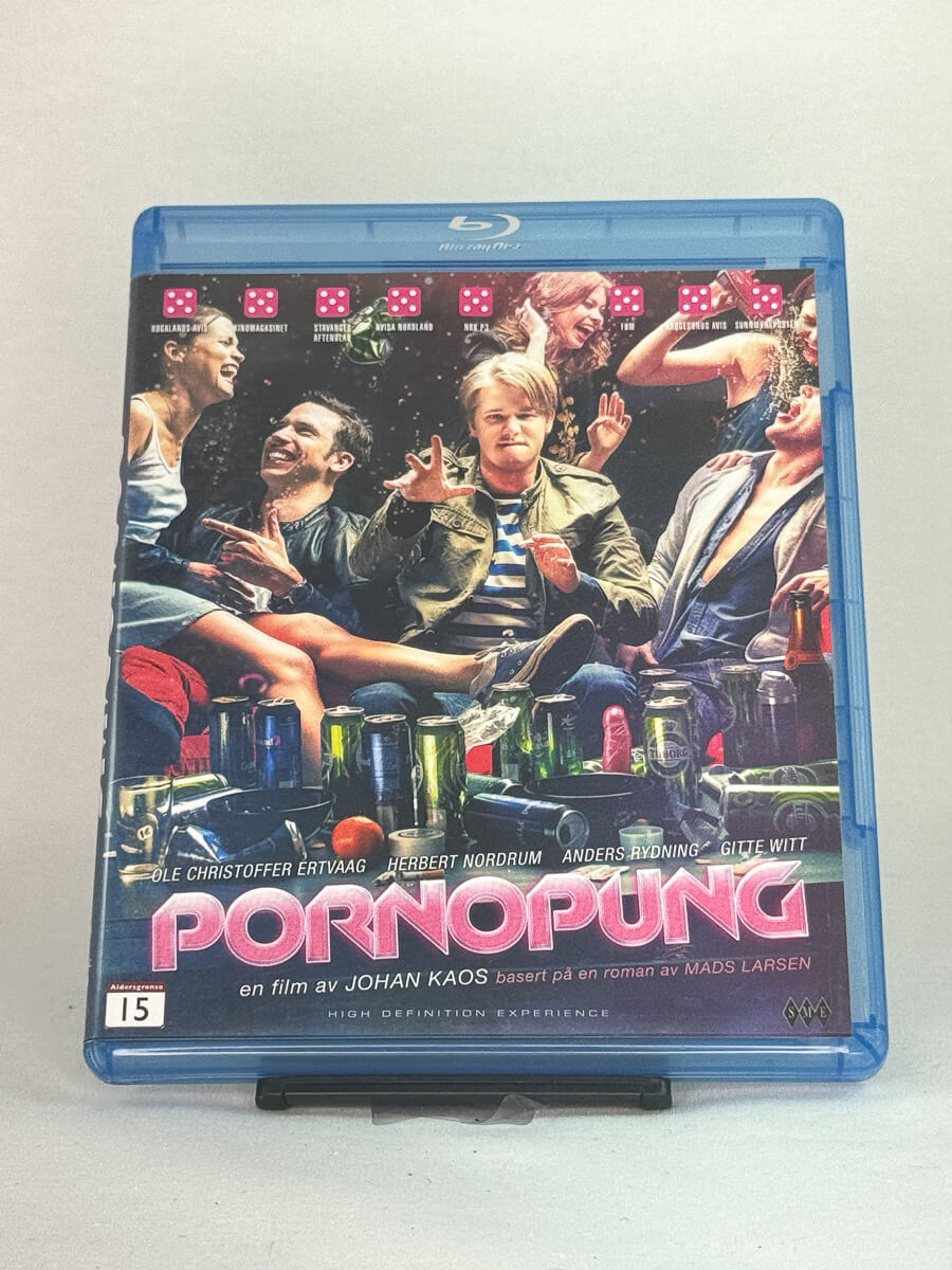 Forside av Blu-ray-cover til filmen Pornopung – norsk filmkomedie basert på roman av Mads Larsen, brukt Blu-ray hos Brukbar Film