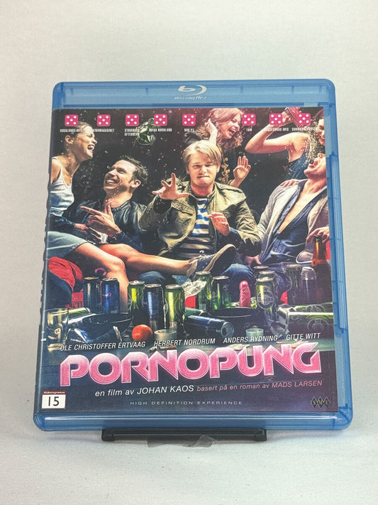 Forside av Blu-ray-cover til filmen Pornopung – norsk filmkomedie basert på roman av Mads Larsen, brukt Blu-ray hos Brukbar Film
