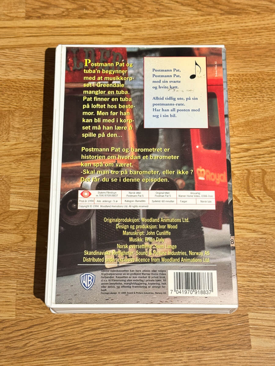 Bakside av cover til Postmann Pat’s Nye Video på VHS