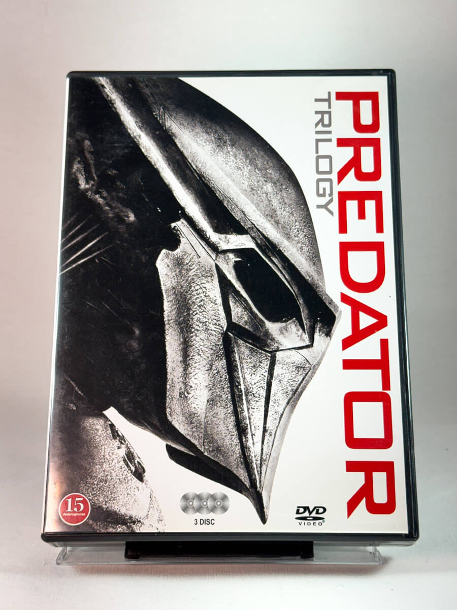 Forside av cover til Predator Trilogy, brukt DVD hos Brukbar Film
