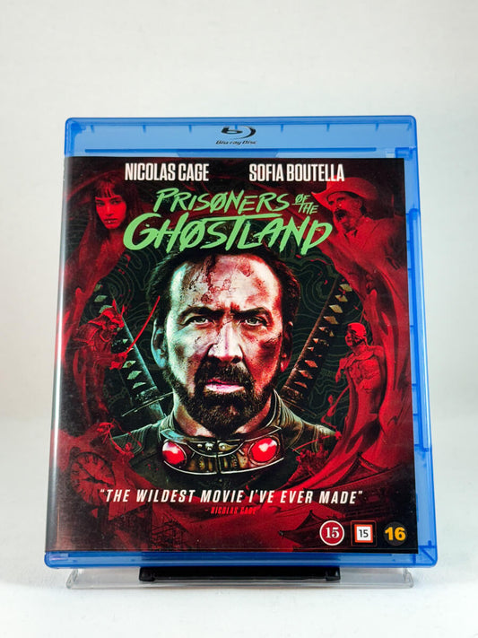 Forside av Blu-ray-cover til Prisoners of the Ghostland – eksentrisk actionfilm med Nicolas Cage og Sofia Boutella, brukt film hos Brukbar Film.