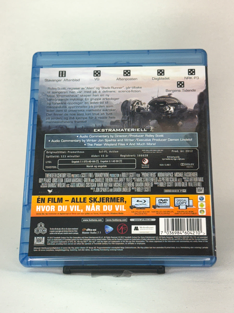 Bakside av Blu-ray-cover til Prometheus – Blu-ray-utgave av Ridley Scotts science fiction-prequel med Noomi Rapace og Michael Fassbender hos Brukbar Film.