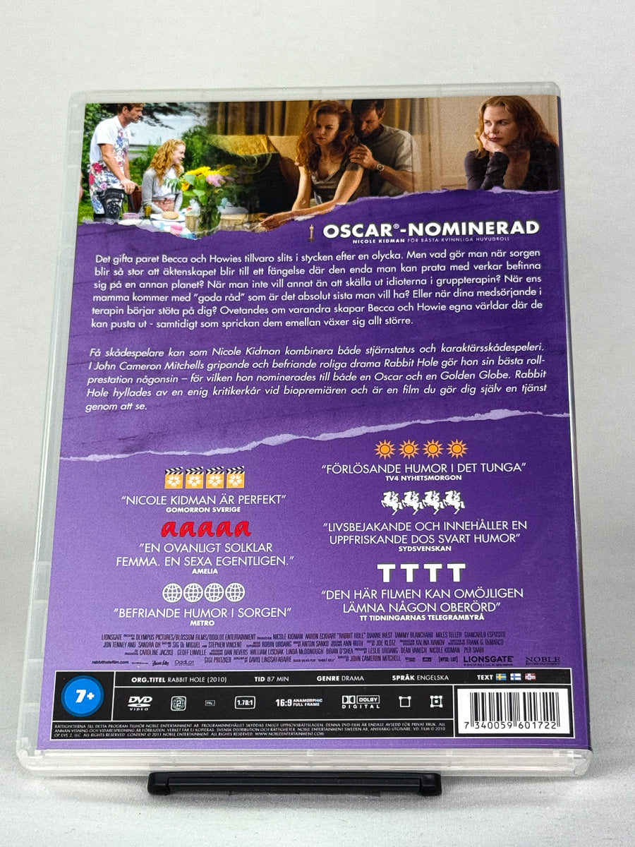 Bakside av DVD-cover til Rabbit Hole med kritikersitater og info; brukt DVD hos Brukbar Film.
