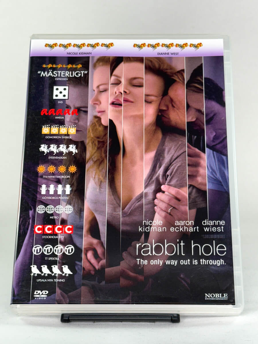 Forside av DVD-cover for Rabbit Hole, et emosjonelt karakterdrama; brukt DVD-film og originalt cover hos Brukbar Film.