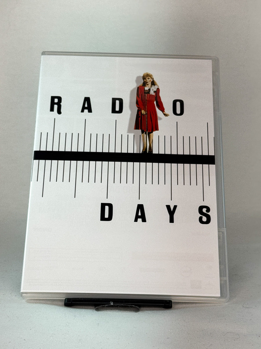 Forside av DVD-cover til Radio Days – nostalgisk og humoristisk film fra Woody Allen som skildrer radiokulturens gullalder, brukt DVD hos Brukbar Film.