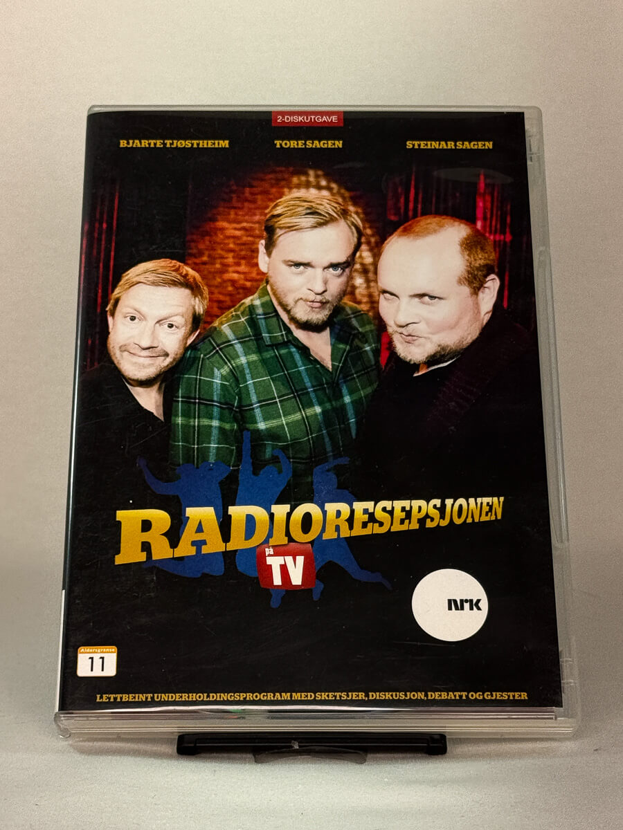 DVD-cover-forside til serien Radioresepsjonen på TV – Brukt DVD fra nettbutikken Brukbar Film
