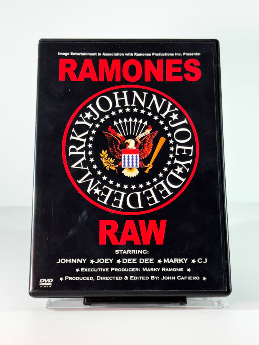 Forside av cover til Ramones – Raw, bruktfilm hos nettbutikken Brukbar Film