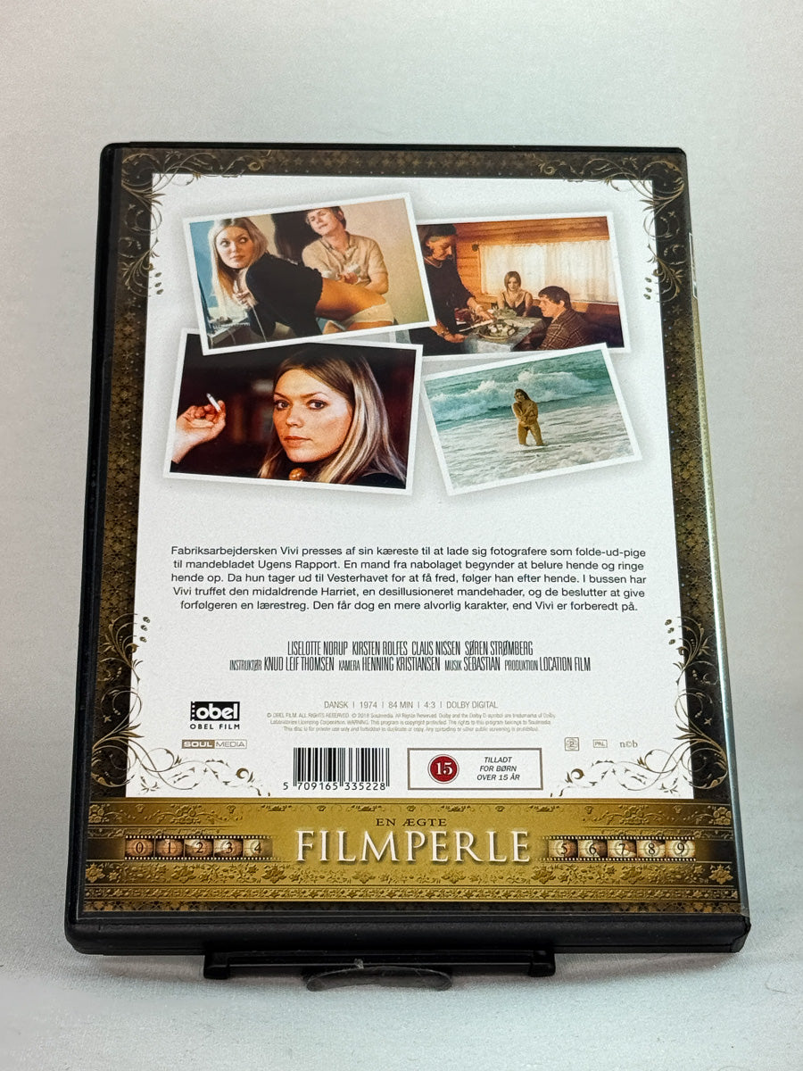 Bakside av DVD-cover til Rapportpigen, bruktfilm hos nettbutikken Brukbar Film