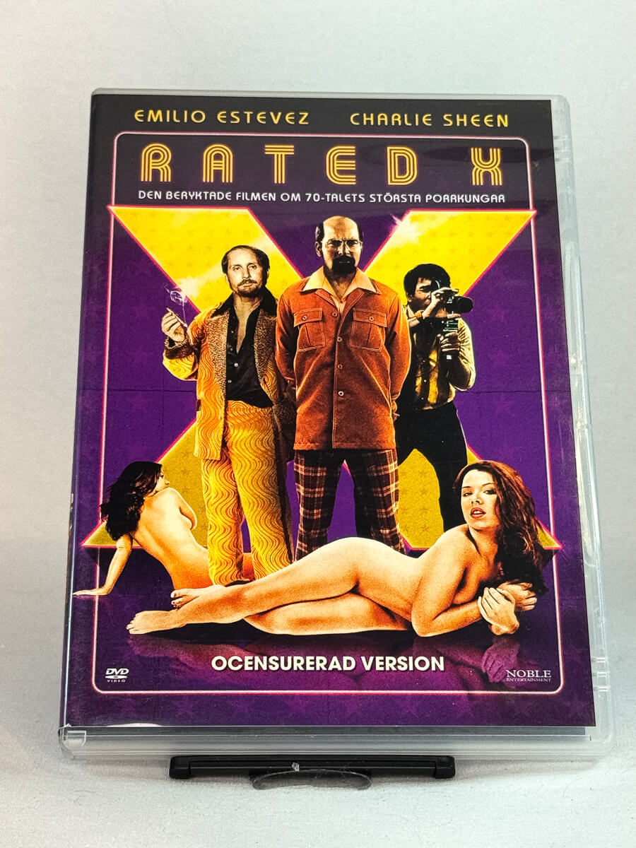 Forside av DVD-cover til Rated X – Emilio Estevez og Charlie Sheen i historien om pornobrødrene fra 70-tallet, brukt film hos Brukbar Film. 