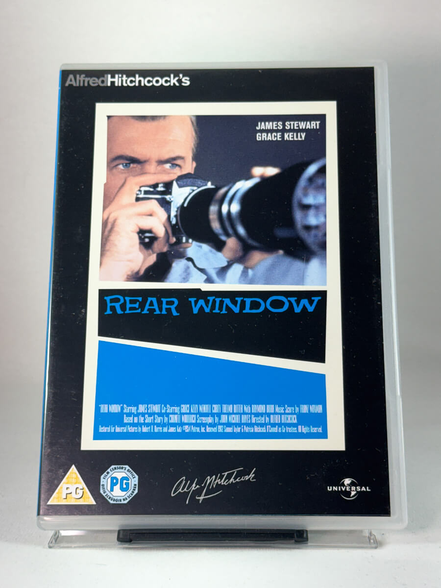 Forside av DVD-cover til Rear Window – James Stewart og Grace Kelly i Hitchcocks klassiker om voyeurisme og mord, brukt film hos Brukbar Film.
