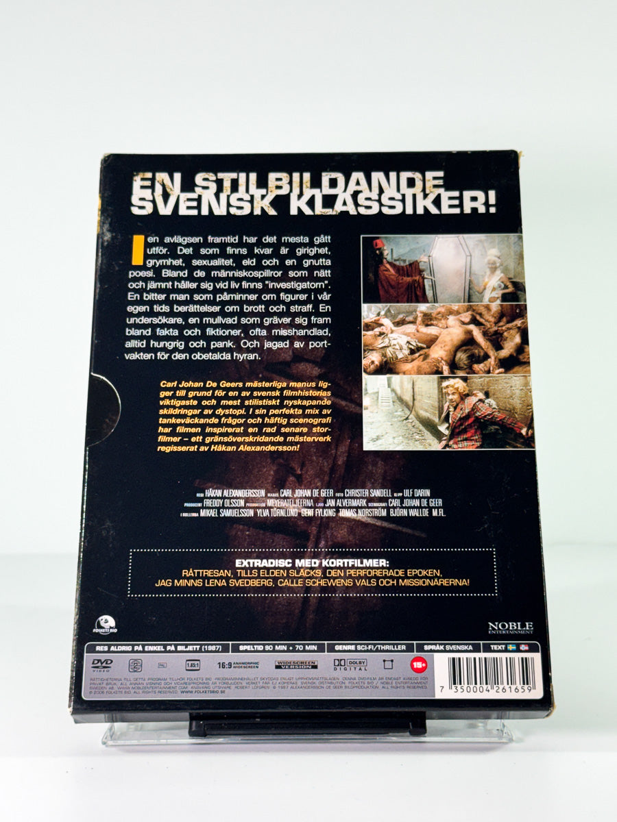 Bakside av cover til Res Aldrig På Enkel Biljett, bruktfilm på DVD hos Brukbar Film