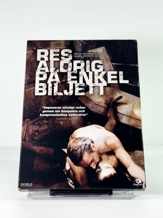 Forside av cover til Res Aldrig På Enkel Biljett, bruktfilm hos nettbutikken Brukbar Film