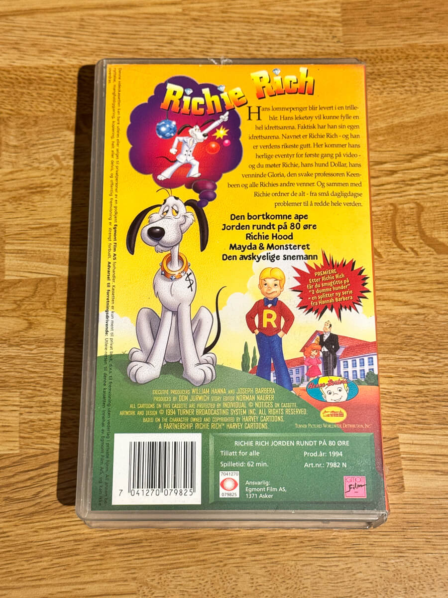 Bakside av cover til Richie Rich – Gullgutten – Jorden rundt på 80 øre på VHS